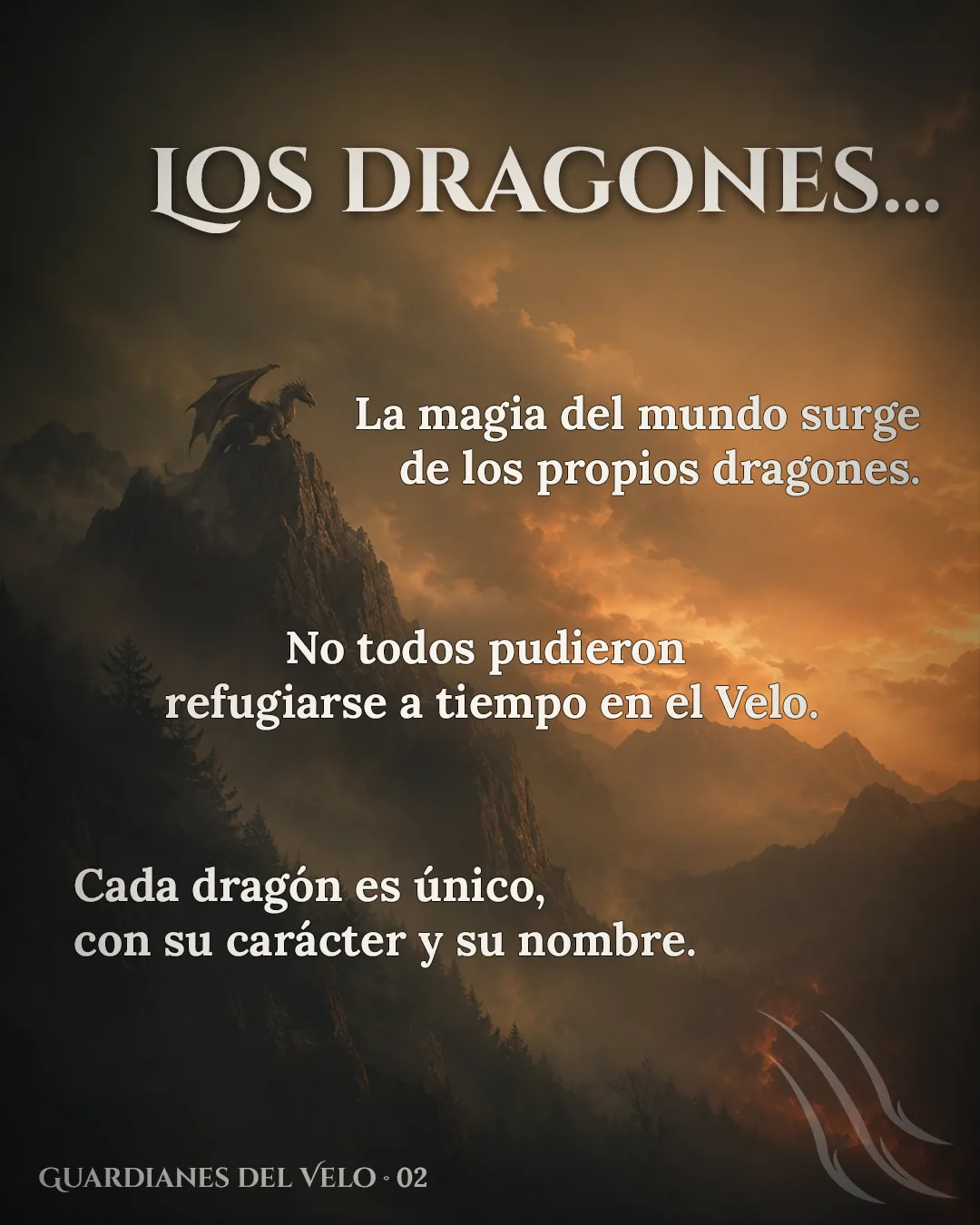 Un dragón posado en la cima de un pico rocoso, recortado contra un cielo de nubes anaranjadas al atardecer, con bosques de abetos en la ladera.