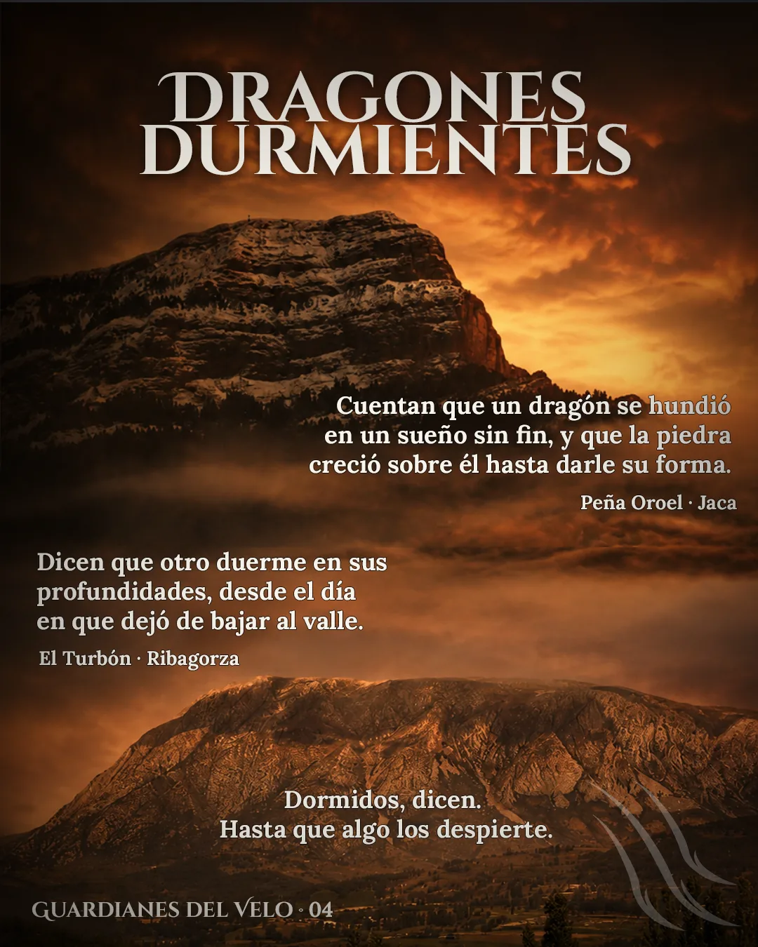 Dos montañas de roca bajo un cielo de nubes rojizas al atardecer: arriba, una peña de paredes cortadas a pico; abajo, una sierra ancha y alargada sobre un valle.